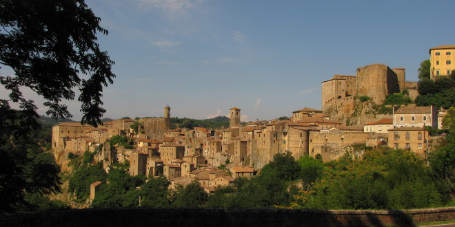 Storie di tufo e sabbia nella Toscana meridionale