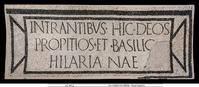 Musei Capitolini, Antiquarium, Mosaico bianco nero con iscrizione beneaugurale