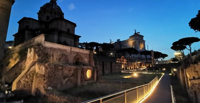 Passeggiata serale nel Foro di Cesare